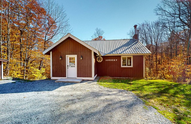 Cozy dog-friendly house w/fireplace, firepit, loft, deck, TV's, wifi, kitchen