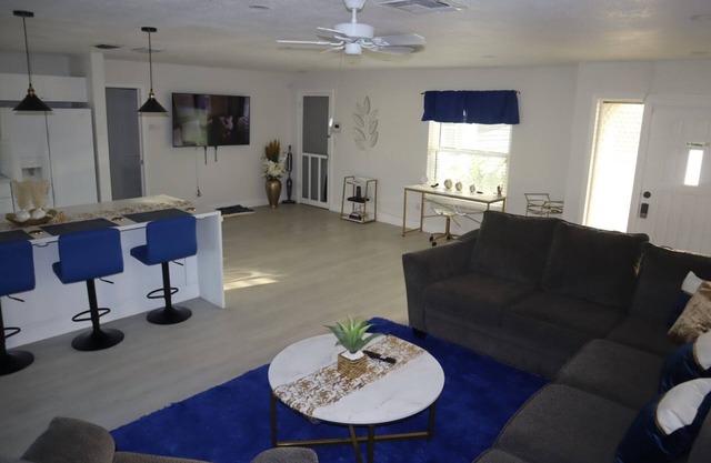 Cozy Downtown 3BR w/ Games Gym Pets Grill