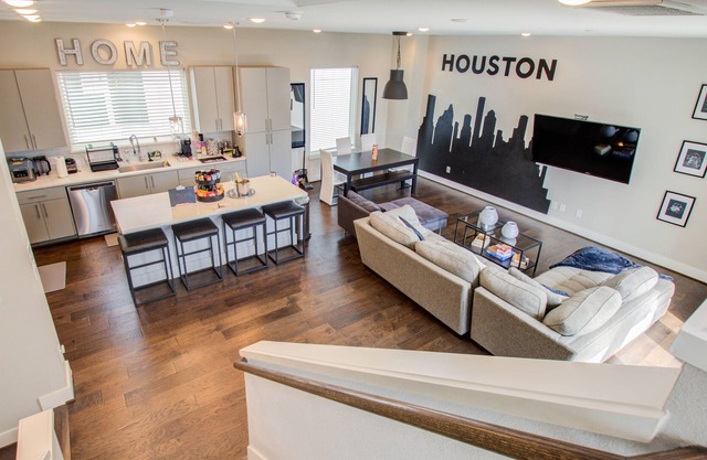 Cozy Downtown Modern Townhome