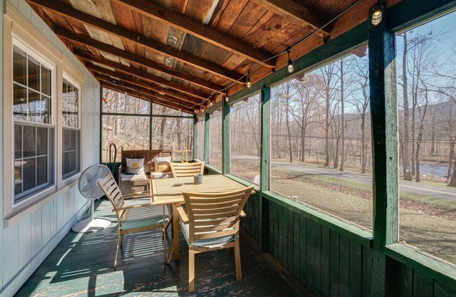 Cozy Eagle Rock Cottage on the Creek w/ Loft!