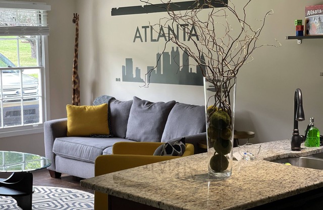Cozy East Atlanta Bungalow - Spacious fenced in backyard!
