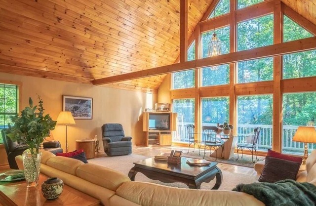 Cozy Family Chalet in the Woods on a stream and only a short drive to Helen Ga.