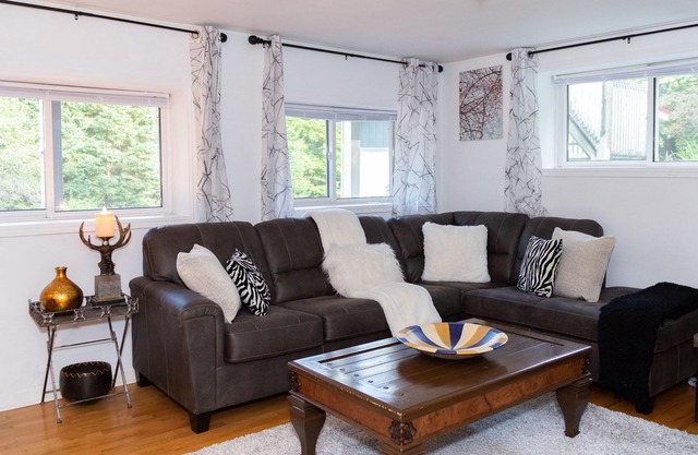 Cozy Family Cottage, Sleeps up to 10 Persons & Fully Equipped