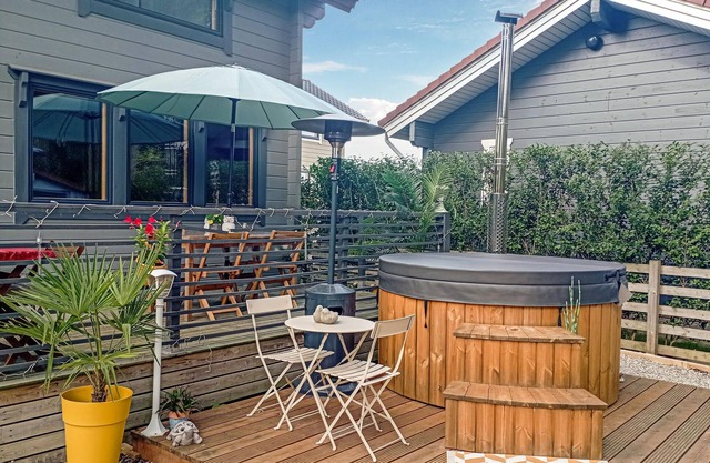 Cozy, family-friendly cottage with Finnish wooden bath and panoramic view.