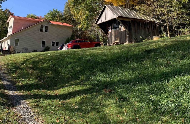 Cozy farmhouse 10 min from Lansing, Grayson Highlands and the VA Creeper Trail