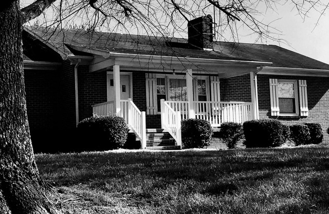 Cozy Farmhouse close to the Country Club, MerleFest and Apple Festival