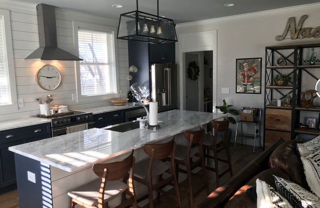 Cozy farmhouse less than five miles from Broadway