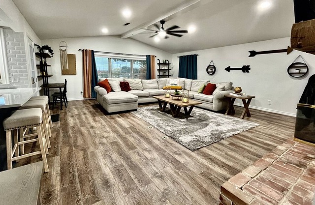 Cozy Farmhouse on almost 2 Acres