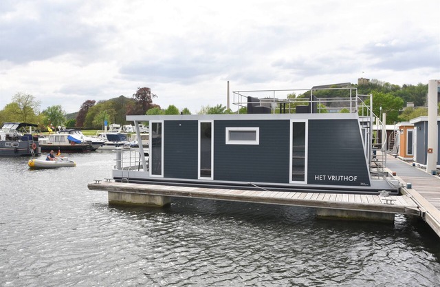 Cozy floating boat lodge "Het Vrijthof". Max 4 persons, 2 bedrooms.