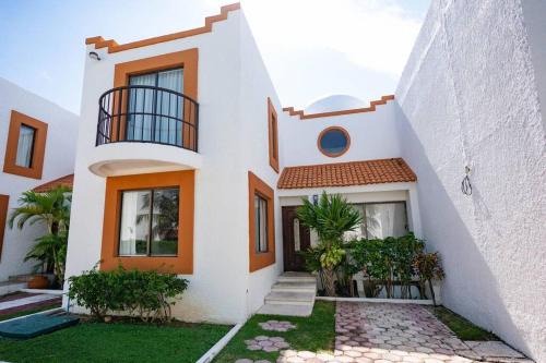 Cozy four bedroom in hotel zone