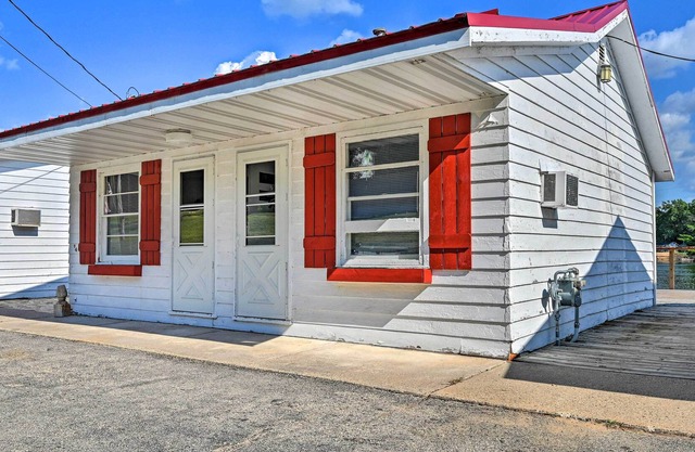 Cozy Friendship Studio w/ Direct Lake Access!