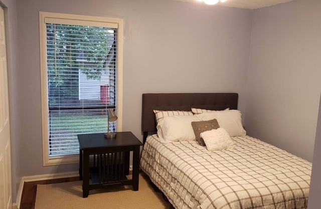 Cozy Garden Townhome Near Hospitals and Downtown