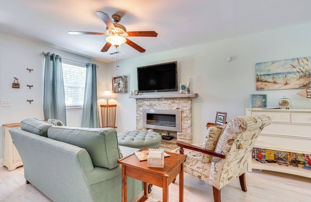 Cozy Goose Creek Escape w/Patio & Grill