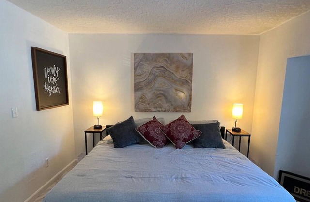 Cozy Guest House in the Heart of Felida- AC,WiFi-close to restaurants, parks.