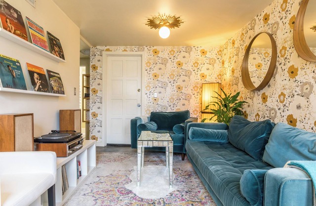 Cozy Hip Vintage Mil Apt In Ballard