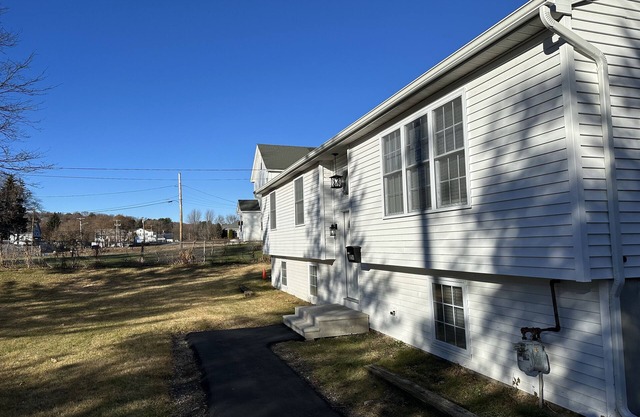Cozy home 5 minutes to shopping center, HC college, 2 kitchens, 2 living rooms