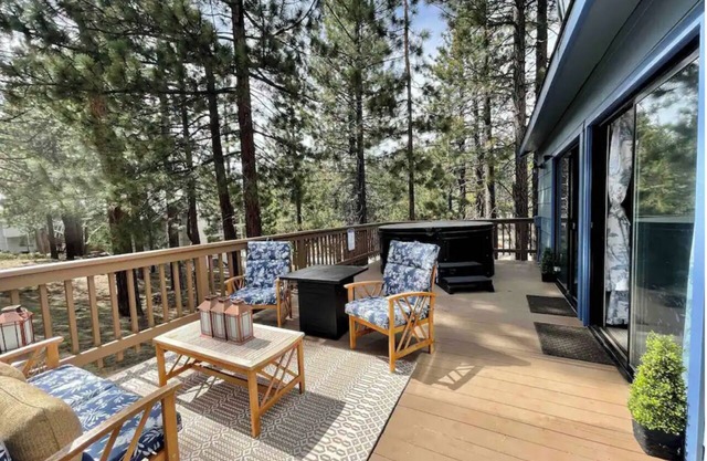 Cozy Home at Heavenly Ski Resoirt + 5 min to CasinosPrivate Hot Tub/Pet Friendly