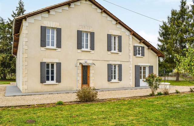 Cozy home in Coutras with kitchen