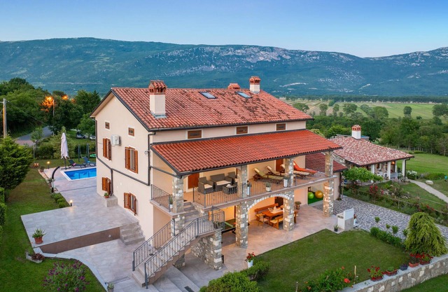 Cozy home in Krsan with jacuzzi