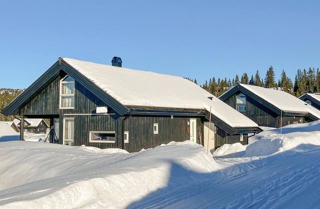 Cozy home in Sjusjøen with sauna