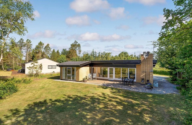 Cozy home in Vesløs with house sea view