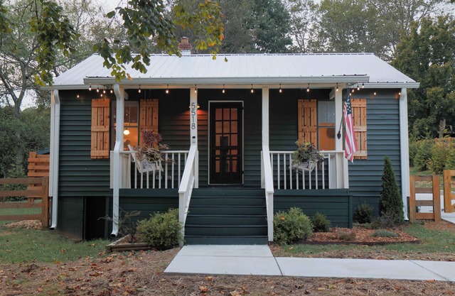 Cozy home located in the heart of Leipers Fork Village with hot tub and fire pit