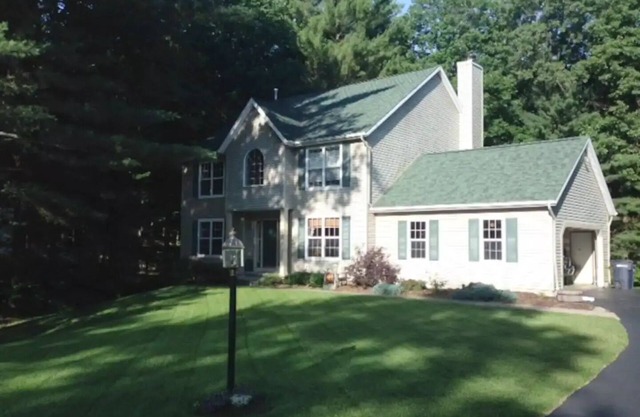 Cozy home near Track and SPAC - great indoor and outdoor spaces
