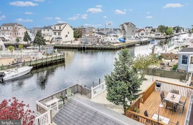 Cozy home on the water. Pet friendly and just a 5 minute drive to LBI beaches!n