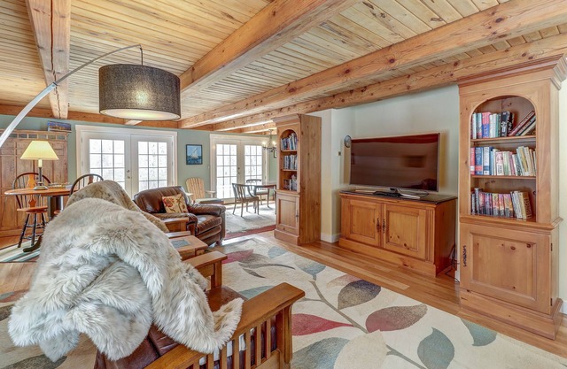 Cozy home w/great deck, jetted tub & fireplace - watch the leaves change
