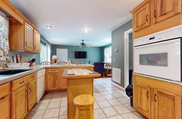 Cozy home w/large yard, games, close to Douglas Lake - free attraction tickets