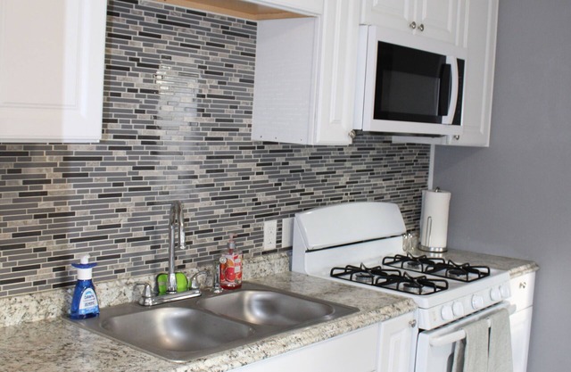 Cozy home walking distance from the beach, festivals & Bremerton-Seattle ferry.