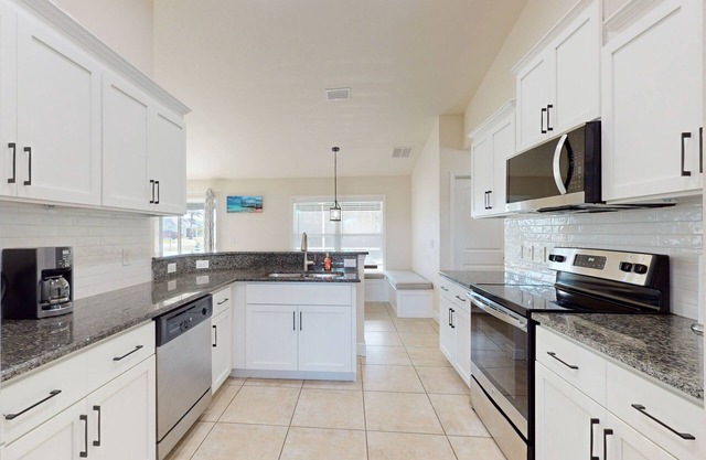 Cozy home with yard, near attractions, washer & dryer, & WIFI