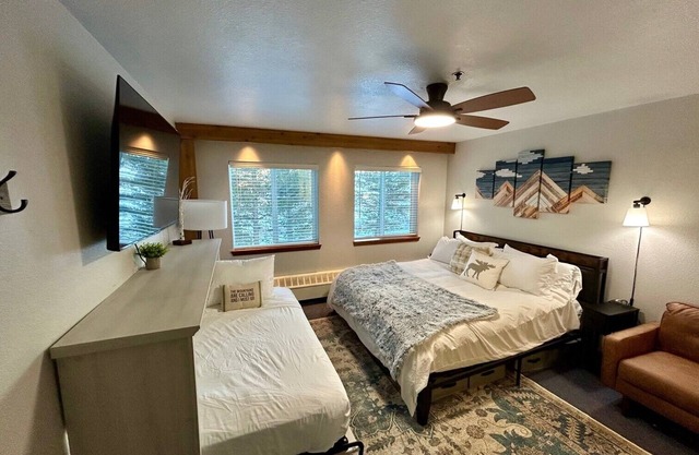 Cozy Hotel Unit - steps from ski lifts, hot tub, kitchenette n