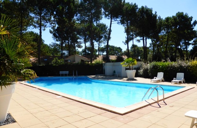 Cozy House in La Palmyre: Pool, Terrace, Near Beach & Shops, Sleeps 4/5