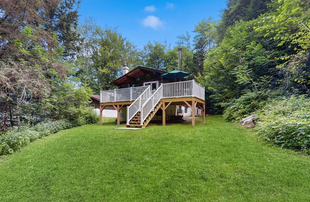 Cozy house in woods w/gas fireplace, partial a/c, deck, bbq, w/d, wifi, kitchen