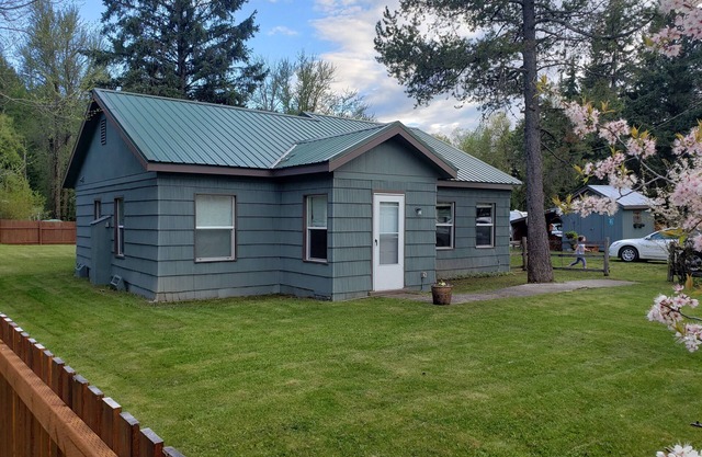 Cozy house near Glacier Park