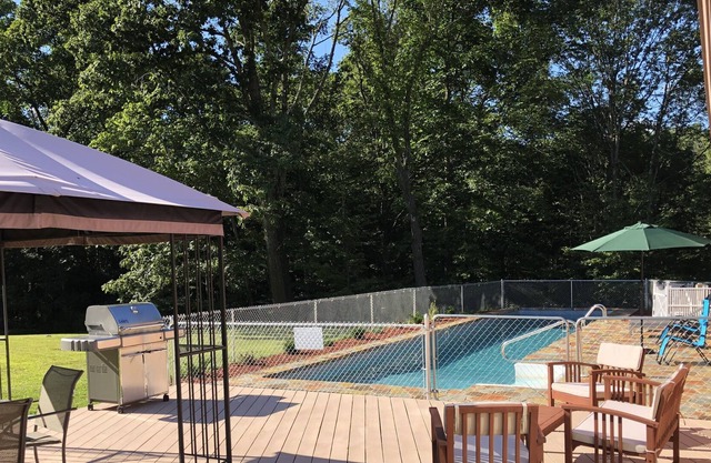 Cozy house with a private pool in Poconos