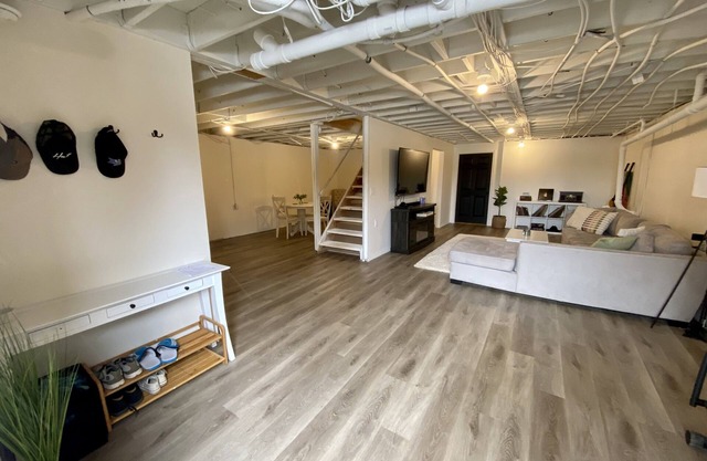 Cozy Industrial Apartmentnn