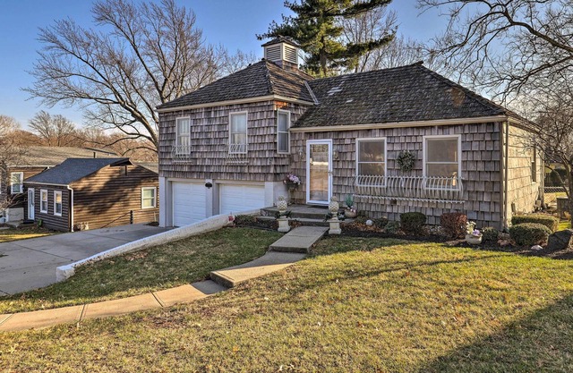 Cozy Kansas City Home w/ Yard - 9 Mi to Dtwn!