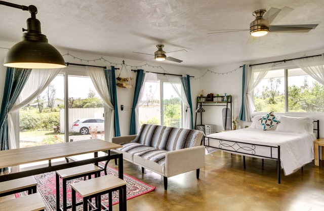 Cozy Keaau Vacation Rental - 1 Mi to Ocean!