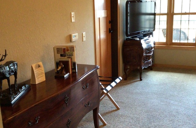 Cozy King Studio Retreat for Two, Northernaire Resort – Three Lakes, WI