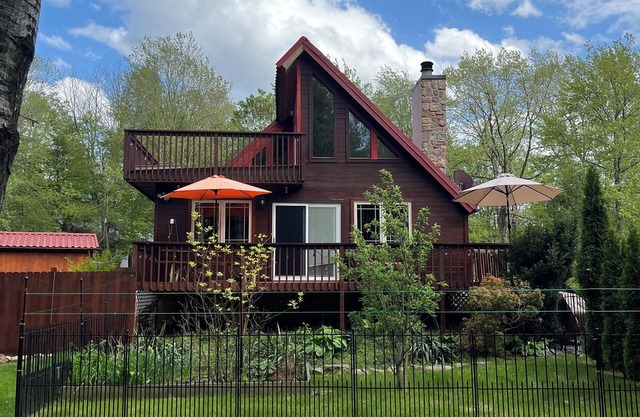 Cozy Lake Escape Near Ski Resort, Game Room Fireplace, Pet Friendly, Fenced Yard