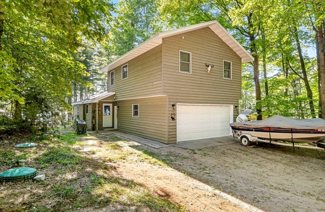 Cozy Lakefront Cabin w/Kayak, Fireplace & WiFi - Near Dock & Snowbirds Welcome