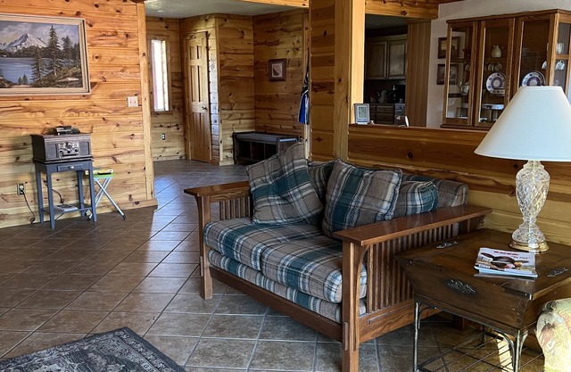 Cozy Lakeshore Family retreat, deck with propane grill spacious rustic home.