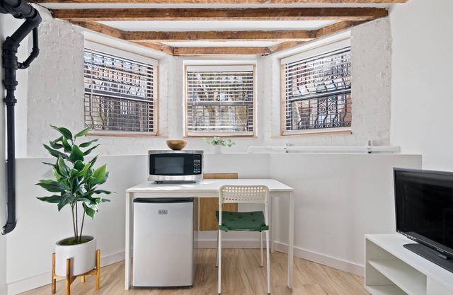 Cozy, Large, Clean & Fully Furnished Bedroom in Bushwick - Near L Train