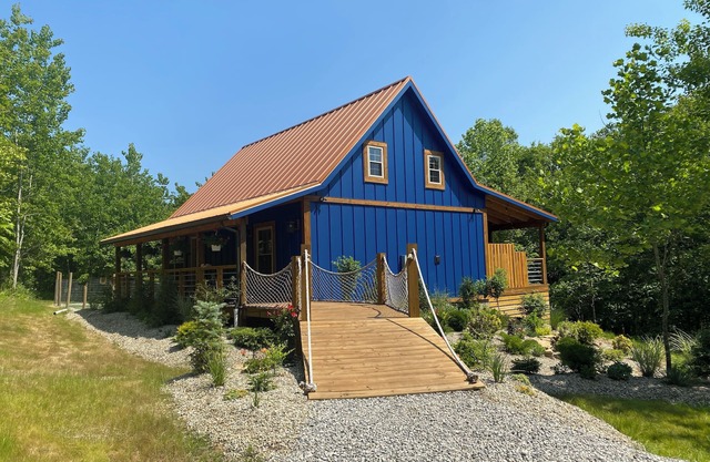Cozy Lodge Cabin on Highland Cow Farm: Hiking Trails, Hot Tub, Fire Pit, Games