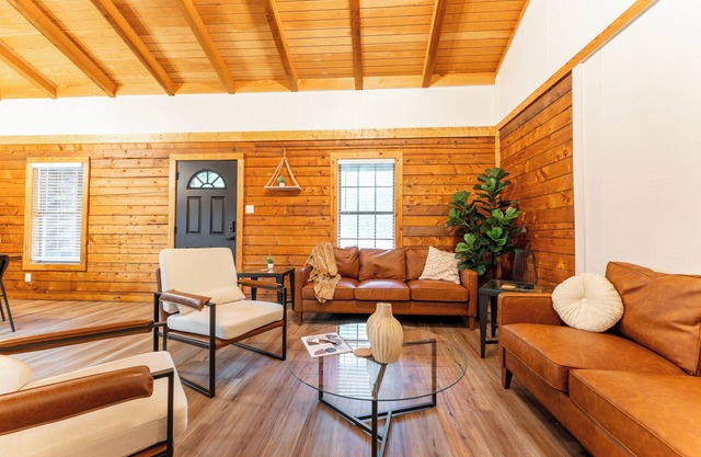 Cozy Log Cabin Retreat - Minutes from fly fishing!