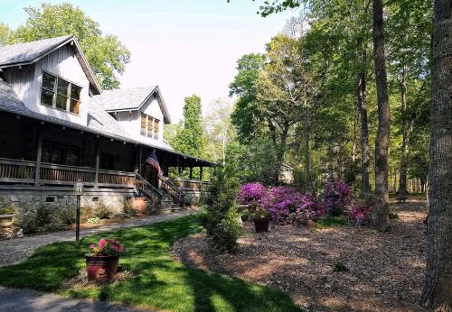 Cozy Log Cabin Suite