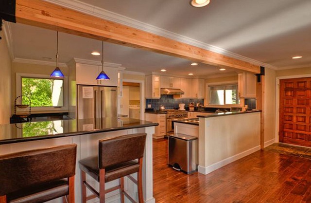 Cozy Luxury Cabin Hot Tub, Views, Steam Shower, Trails 5 min to Town & Beaches