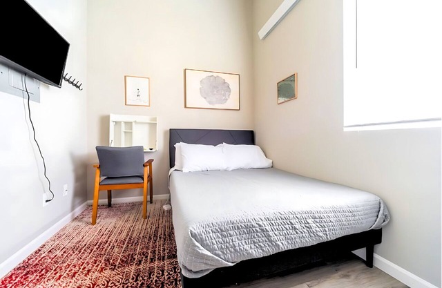 Cozy Micro Suites: Sleeps 2, Minutes to Downtown